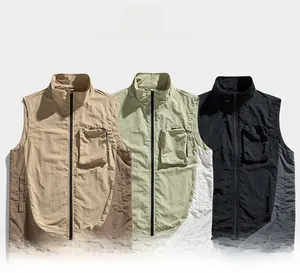 Dettaglio del gilet outdoor con colletto rialzato e tasche funzionali con zip