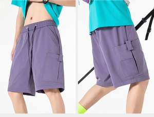 Détail du short cargo violet avec taille élastique et grandes poches latérales