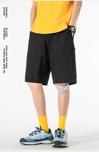 Détails du short cargo noir avec grandes poches latérales et style urbain moderne