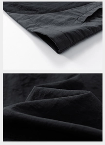Vista macro del tessuto nero sintetico del gilet outdoor con trama fine a navetta
