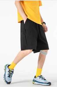Vue détaillée du short cargo noir avec grandes poches latérales et tissu en sergé durable