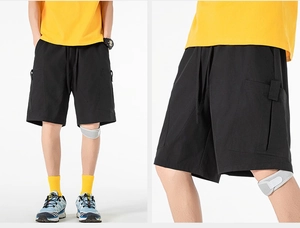 Détail du short cargo noir avec taille élastique à cordon et grandes poches latérales