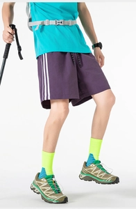 Dettaglio pantaloncini sportivi viola con tre strisce bianche e coulisse elastica in vita