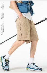 Détail du short cargo kaki montrant la poche latérale à soufflet et le tissu durable