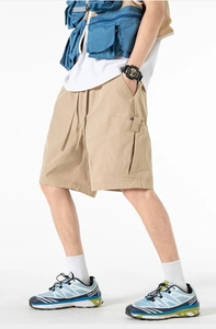 Gros plan sur un short cargo kaki avec taille élastique à cordon et grandes poches latérales
