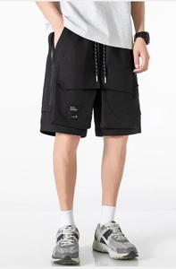 Détail du short cargo noir pour homme avec poches tactiques latérales et cordon de serrage