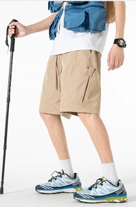Détail du short cargo kaki avec poches tactiques et taille ajustable à cordon