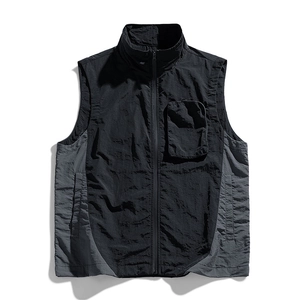 Gilet funzionale outdoor da uomo in nero e grigio scuro con tessuto in nylon tecnico
