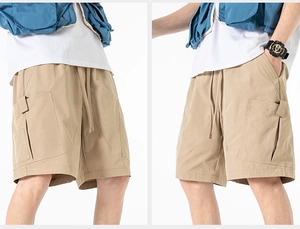 Détail du short cargo kaki avec taille élastique à cordon et poches latérales à rabat