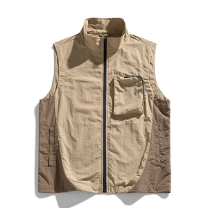 Gilet da trekking outdoor kaki e marrone con tasche con zip e collo a lupetto