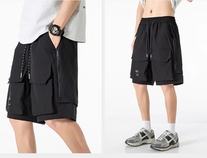 Détail du short cargo noir avec poches latérales tactiques et taille à cordon de serrage