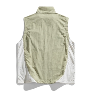 Gilet da trekking campeggio all'aperto verde chiaro e crema con design minimalista