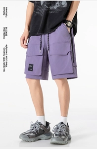 Vue détaillée du short cargo violet avec plusieurs poches utilitaires et cordon de serrage