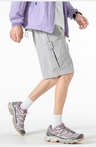 Détail du short cargo gris clair avec poches latérales et texture de tissu impeccable
