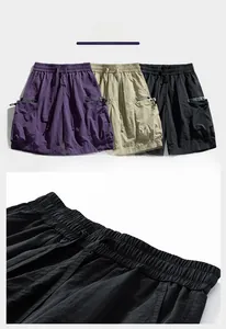 Details von verstellbarem Kordelzug am Bund und Cargotaschen an Sommer-Sportshorts