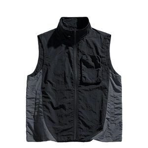 Gilet da trekking impermeabile all'aperto con tasche funzionali e design a collo alto