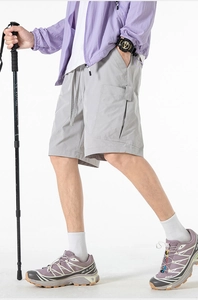 Détail du short cargo outdoor gris clair avec grandes poches latérales et taille à cordon