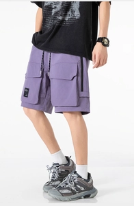 Détail du short cargo violet avec grandes poches à rabat et fermeture éclair noire