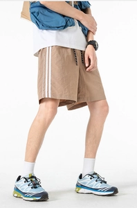 Dettaglio dei pantaloncini sportivi in seta di ghiaccio kaki con coulisse laterale