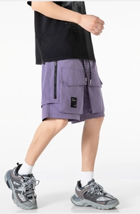 Détails du short cargo violet avec grandes poches latérales et accents de fermeture