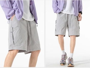 Détails du short cargo homme gris clair avec poches latérales et fermetures éclair