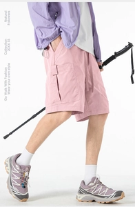 Détail du short cargo rose avec taille élastique à cordon et grandes poches latérales
