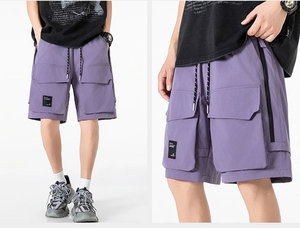 Détails du short cargo violet avec poches utilitaires et cordons de serrage réglables