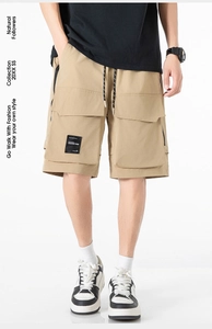 Détail du short cargo kaki montrant la taille avec cordon et les poches latérales