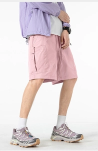 Détail du short cargo rose avec une grande poche à rabat et texture en tissu synthétique