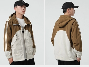 Dettaglio della giacca con cappuccio bicolore marrone e beige con strisce sulle maniche