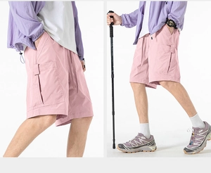Short cargo rose avec taille à cordon et poches latérales fonctionnelles pour l'extérieur