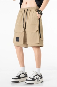 Détail du short cargo kaki montrant la grande poche latérale et la fermeture éclair en métal