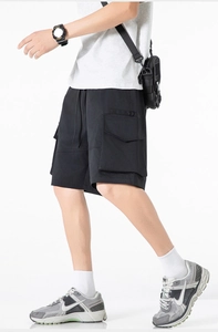 Détail de la poche latérale du short cargo avec rabat et texture de sergé durable