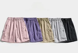Détails des shorts cargo en rose, violet, kaki, gris et noir avec poches latérales