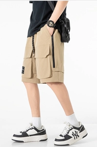Détail du short cargo kaki montrant la poche latérale et la fermeture éclair noire