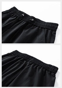 Détail de la taille élastique avec cordons de serrage et œillets sur le short cargo