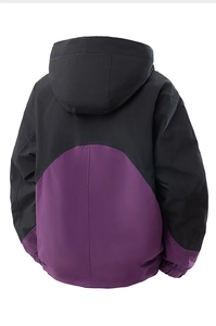 Vista posteriore di una giacca a vento outdoor con cappuccio in design colorblock nero e viola