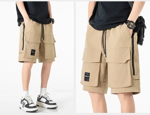 Vue détaillée du short cargo kaki avec poches utilitaires et accent de fermeture éclair