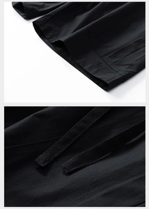 Détails de l'ourlet à double couture et du cordon de serrage sur ce short cargo noir