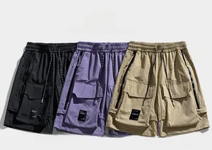 Détail du short cargo avec taille à cordon, poches latérales et texture de tissu robuste