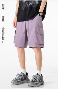 Détail du short cargo violet avec grandes poches latérales et cordon de serrage homme