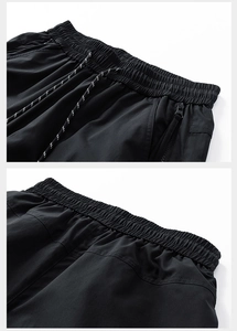 Détail de la taille élastique avec cordon et poche zippée sur le short cargo d'été