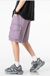 Détail d'un short cargo lilas avec poches latérales utilitaires et taille élastique