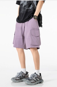 Vue détaillée du short cargo violet clair pour homme avec taille à cordon et poches à rabat