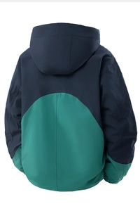 Dettaglio del retro della giacca outdoor con cappuccio e blocchi di colore blu navy e verde scuro