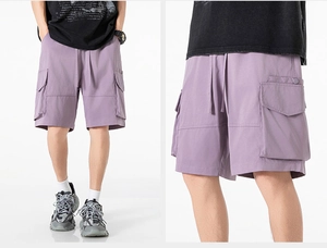 Détail des poches cargo et de la taille à cordon sur le short de style urbain violet