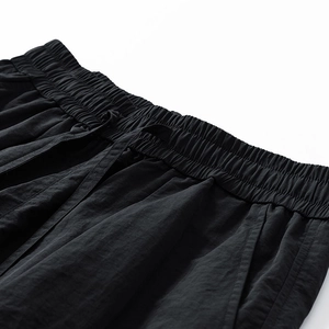 Herren Sommer Shorts aus Ice-Skin Stoff mit elastischem Bund und Kordelzug Detail