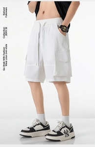 Détail du short cargo blanc avec taille élastique à cordon et poches plaquées latérales