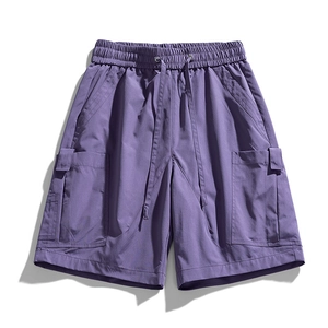 Short cargo lilas avec taille élastique à cordon et grandes poches latérales sur fond blanc