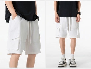 Détail d'un short cargo blanc avec grandes poches à rabat et taille élastique à cordon